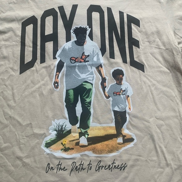 AKOO Men’s Graphic T-Shirt Short Sleeve Tee Day One Tan Size Large New - Picture 2 of 7